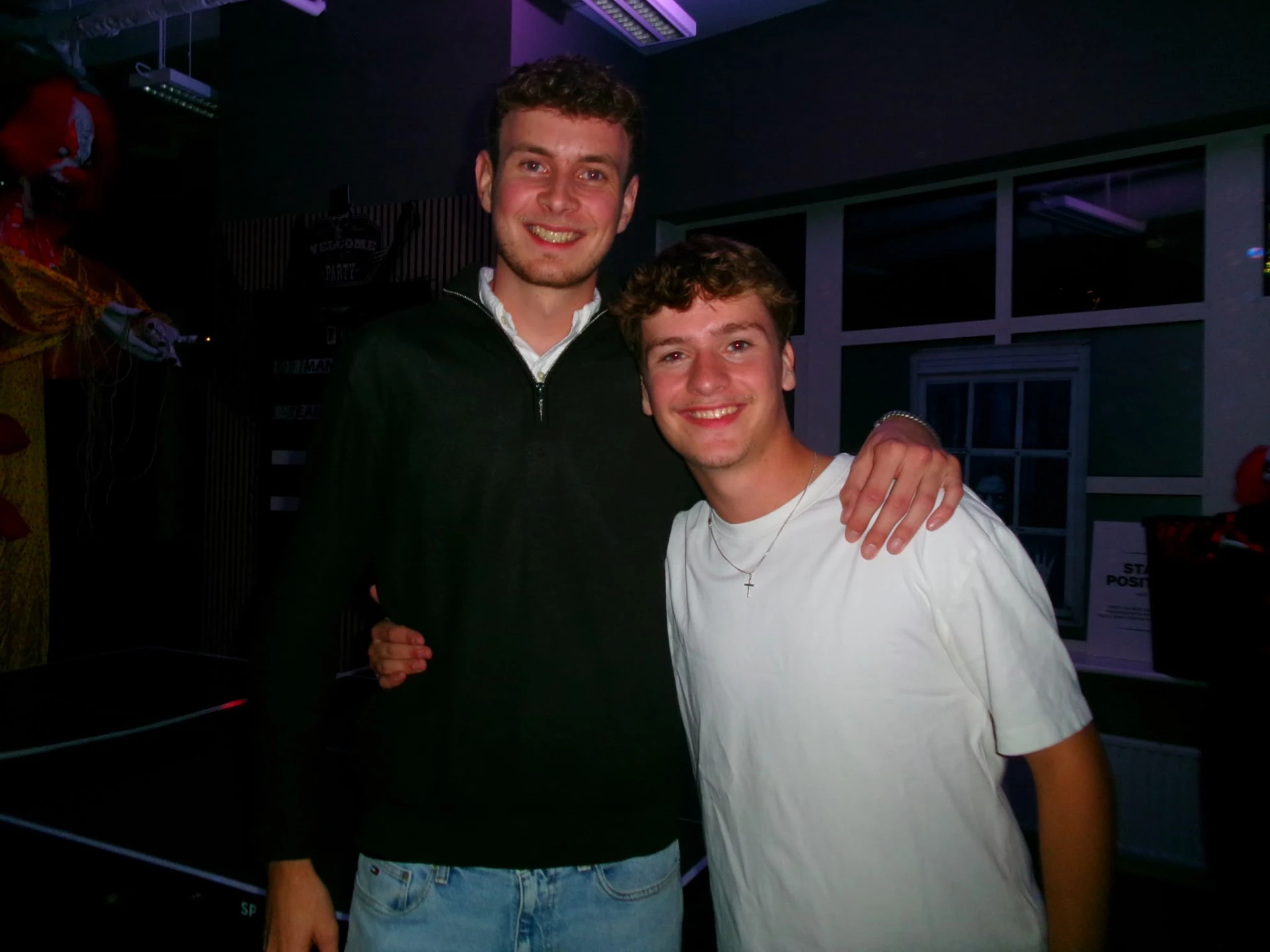 Gosse samen met een collega op een teamavond van SalesVision